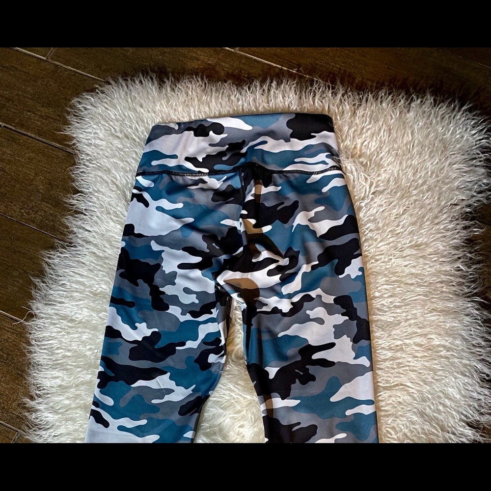 NWT Mid Waist Camouflage Leggings Medium - Picture 3 of 7